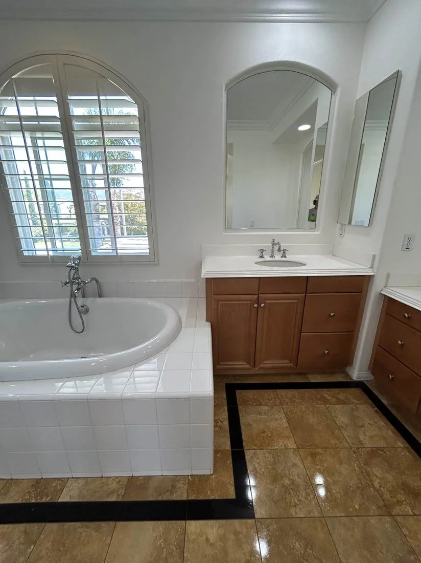 Vacant bathroom cleaned and move-out ready in an empty home